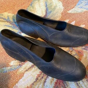 Tingley easy pull on and remove footwear protection. The finest shoe rubbers.